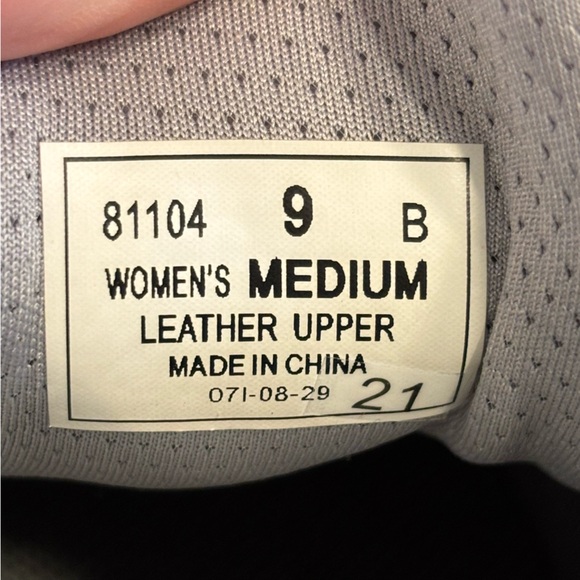 Sleek White Women's Sneakers - Picture 12 of 13